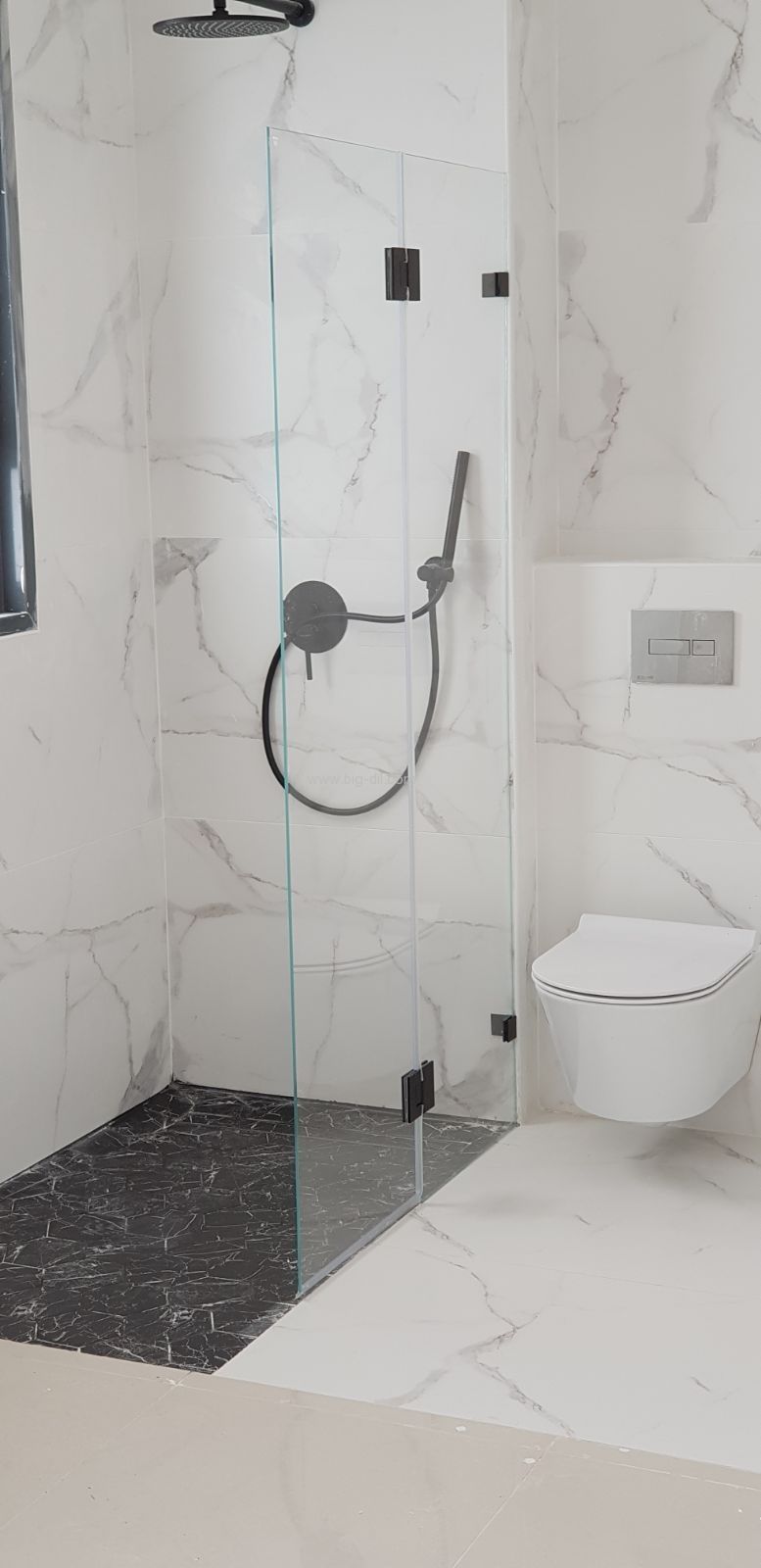 שדרוג צירי מקלחון לצירים בגוון שחור שדרוג צירי מקלחון לצירים בגוון שחור