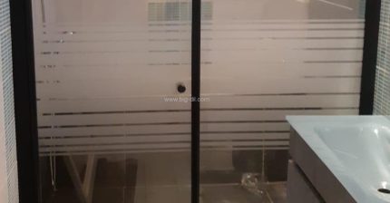 מקלחון פינתי קבוע+דלת-קיים בפרזול שחור - גלאסיקה
