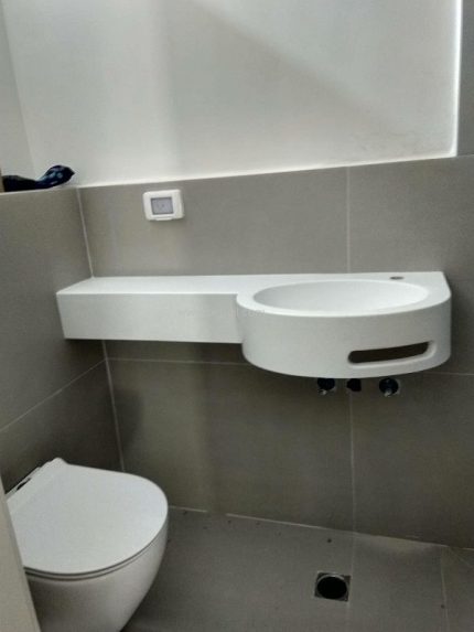 משטח לשירותים קטנים אמבטיה יצוק בכל מידה ובמבחר גוונים